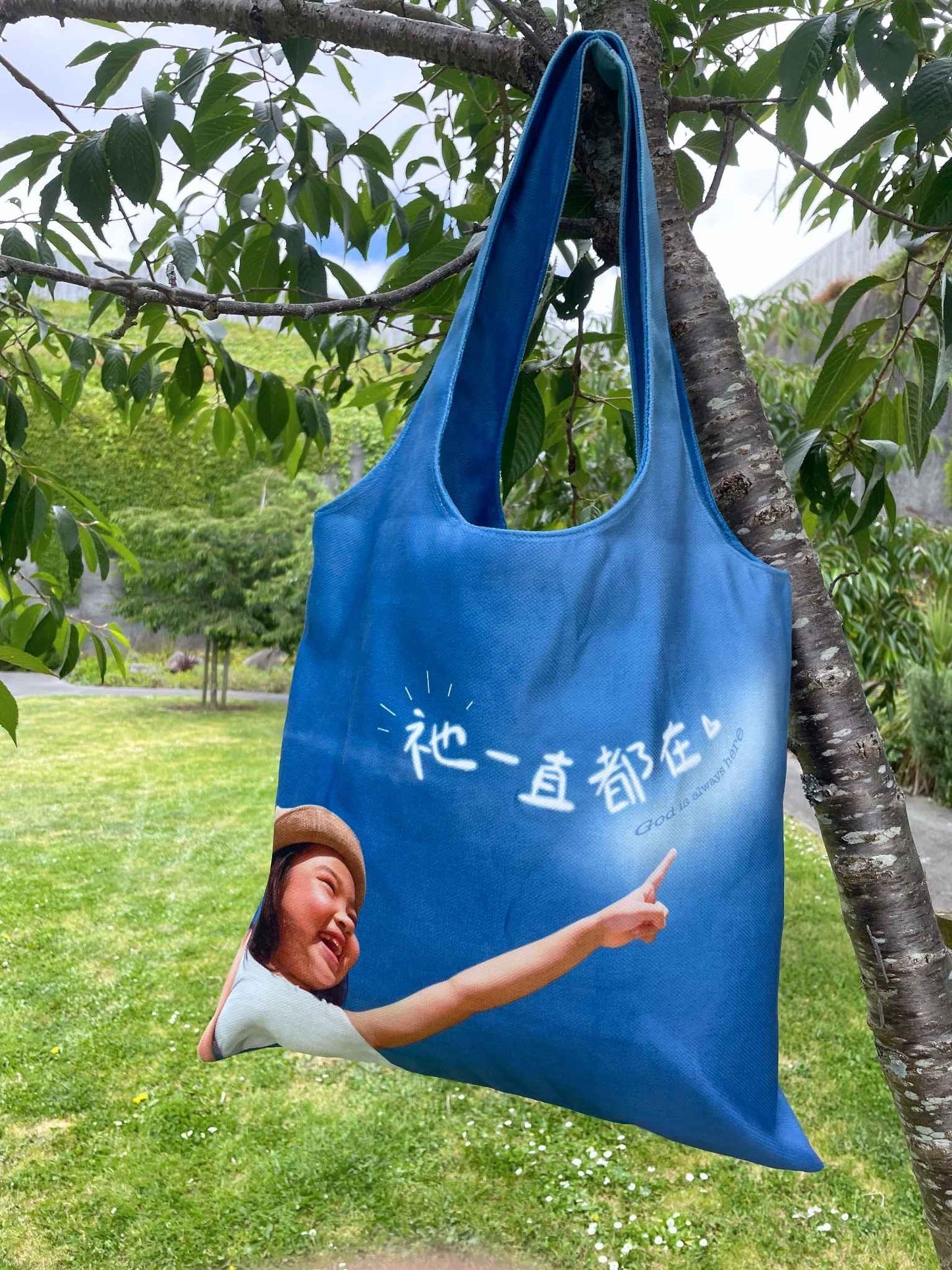 「祂一直都在」系列 ‧ 大容量絨面帆布和尚袋 |天空藍